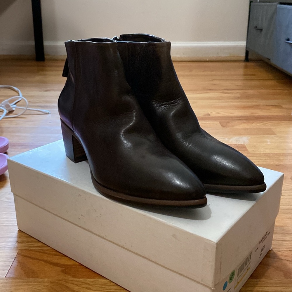New in box Size 38 Preventi brown leather ankle boots made in Italy